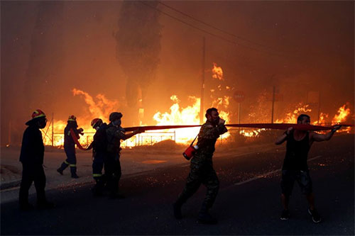 lucha contra el fuego en Grecia Los griegos luchan desesperadamente contra las llamas